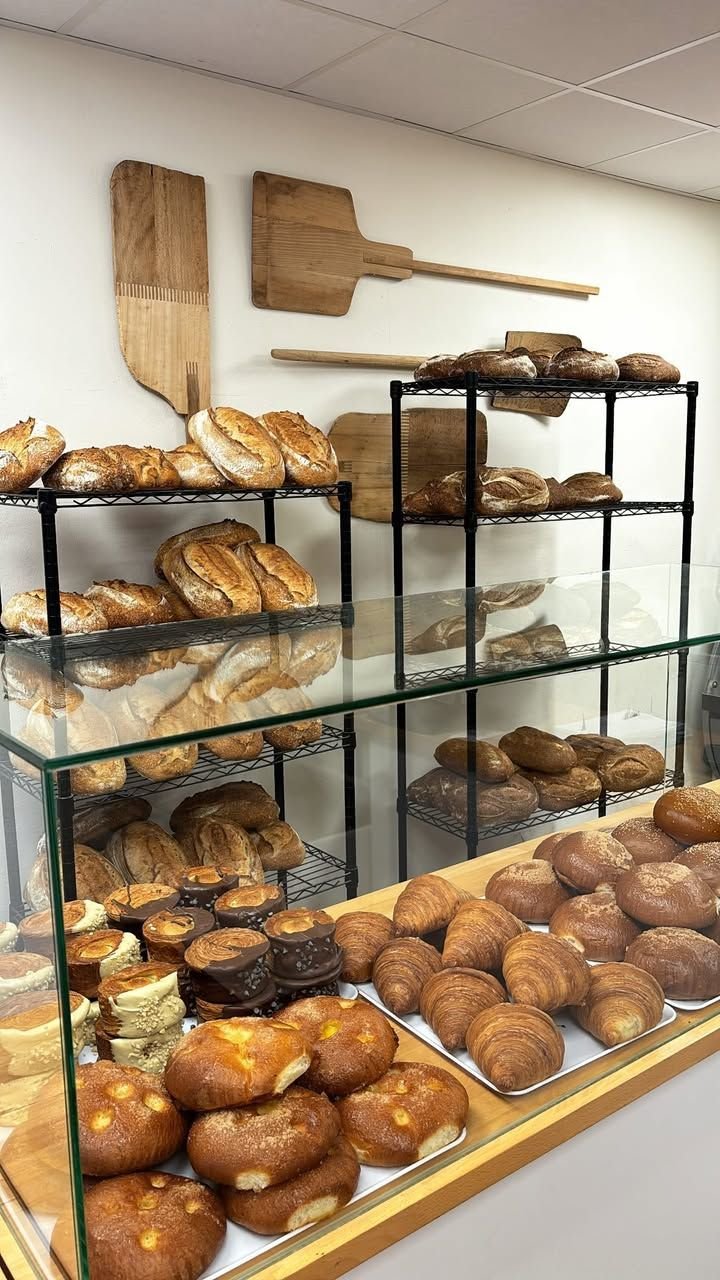 Vitrina del obrador con panes, croissants y bollería